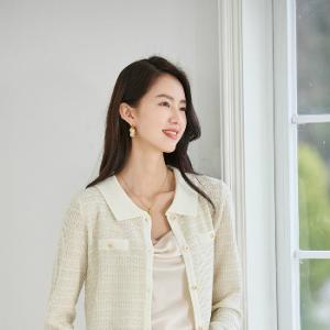 层姿2024秋新翻领气质显瘦亮色米色清爽肌理感短款针织外套上衣女