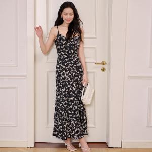 层姿春夏新款法式复古黑色碎花吊带连衣裙女气质收腰a字裙长裙