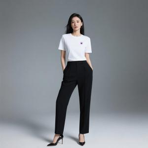 层姿纯棉T恤搭配黑色西装裤