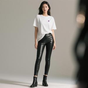 层姿纯棉T恤搭配皮革legging