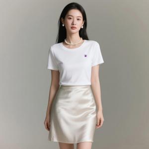 层姿纯棉T恤搭配缎面midi裙
