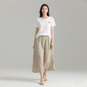 层姿纯棉T恤搭配亚麻长裙 + 平底凉鞋（森系文艺）